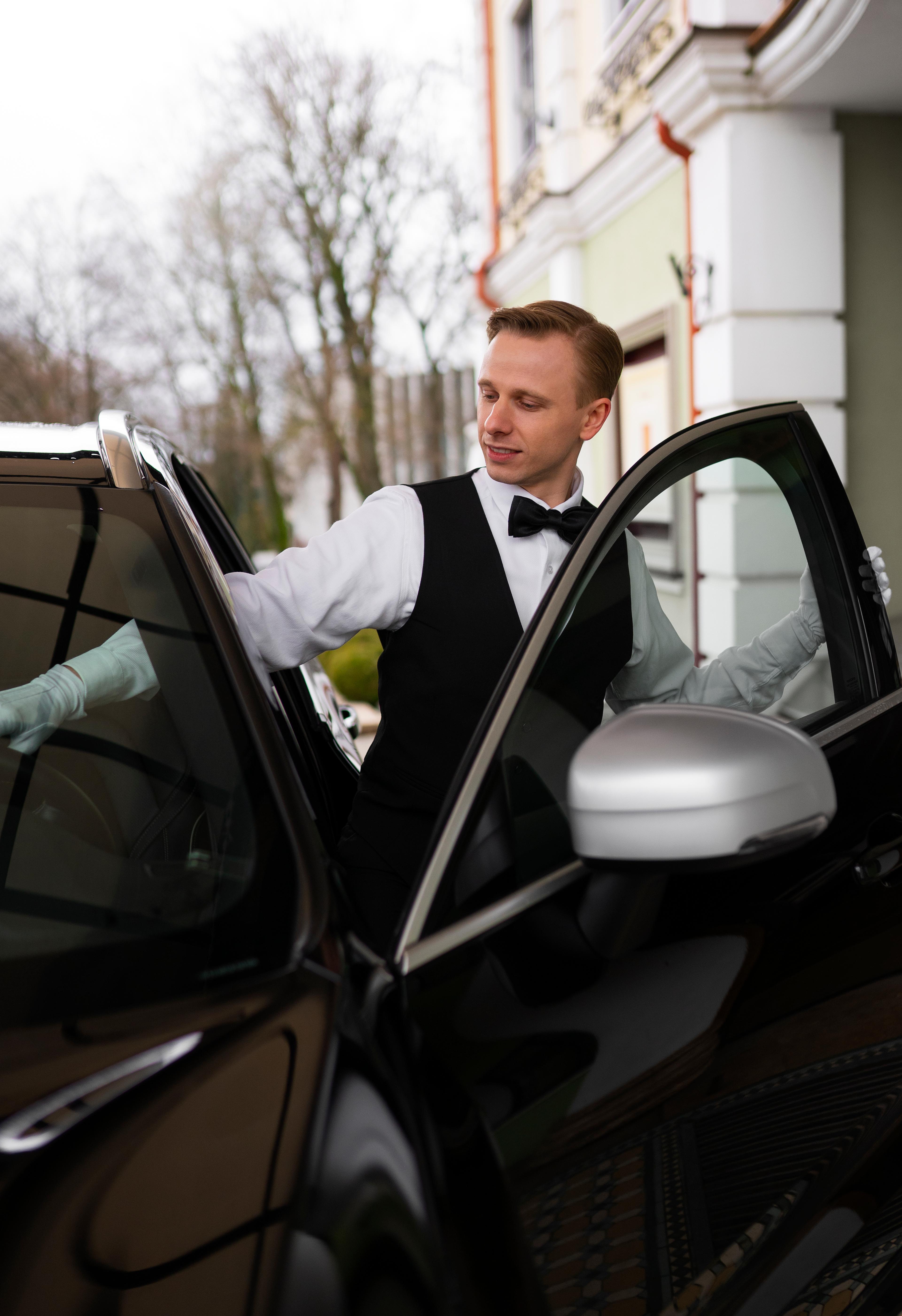 How to Plan Airport Transfers for a Houston Bachelor Party 