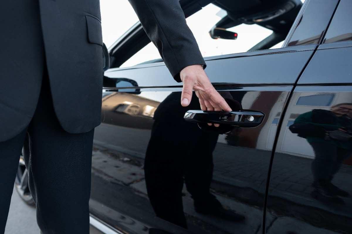 Top 7 Reasons to Book a Houston Airport Transportation Service over Rideshare
