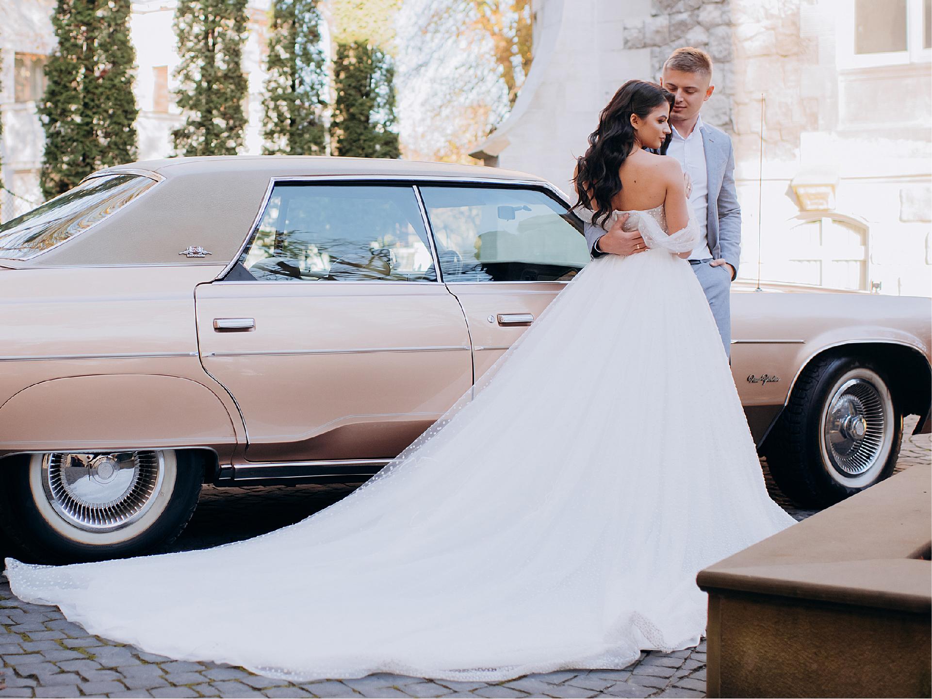 How to Book the Perfect Wedding Getaway Car in Houston